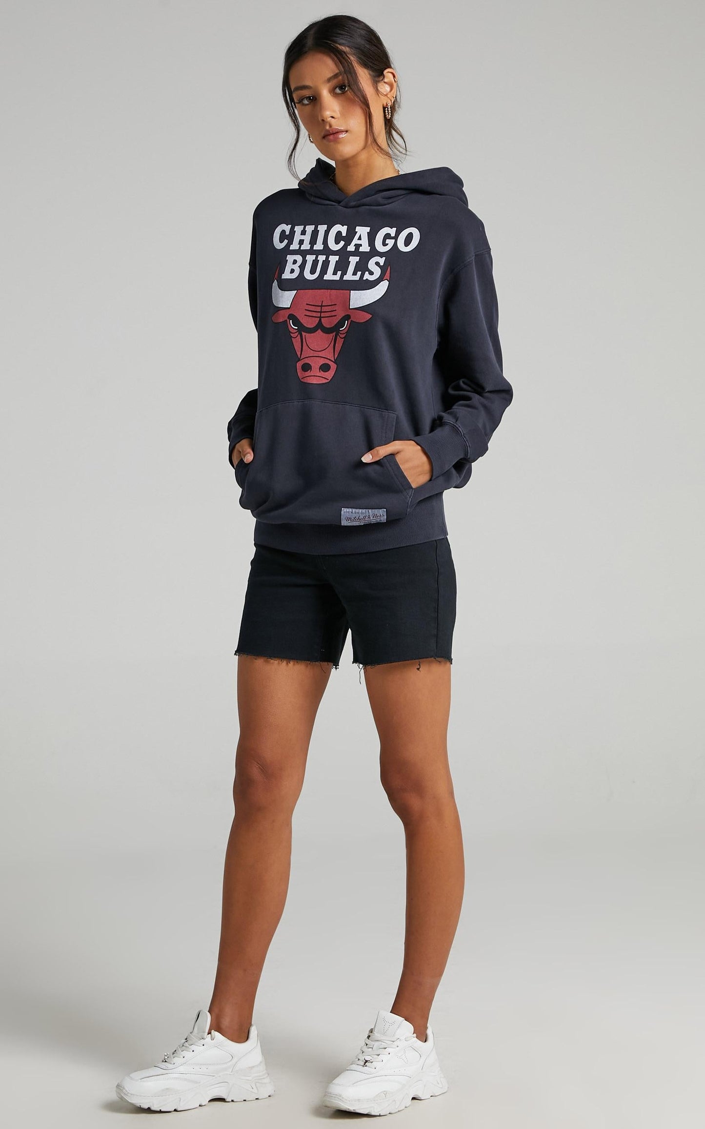 Mitchell & Ness - Vintage Classic Logo Hood Bull in Faded Black