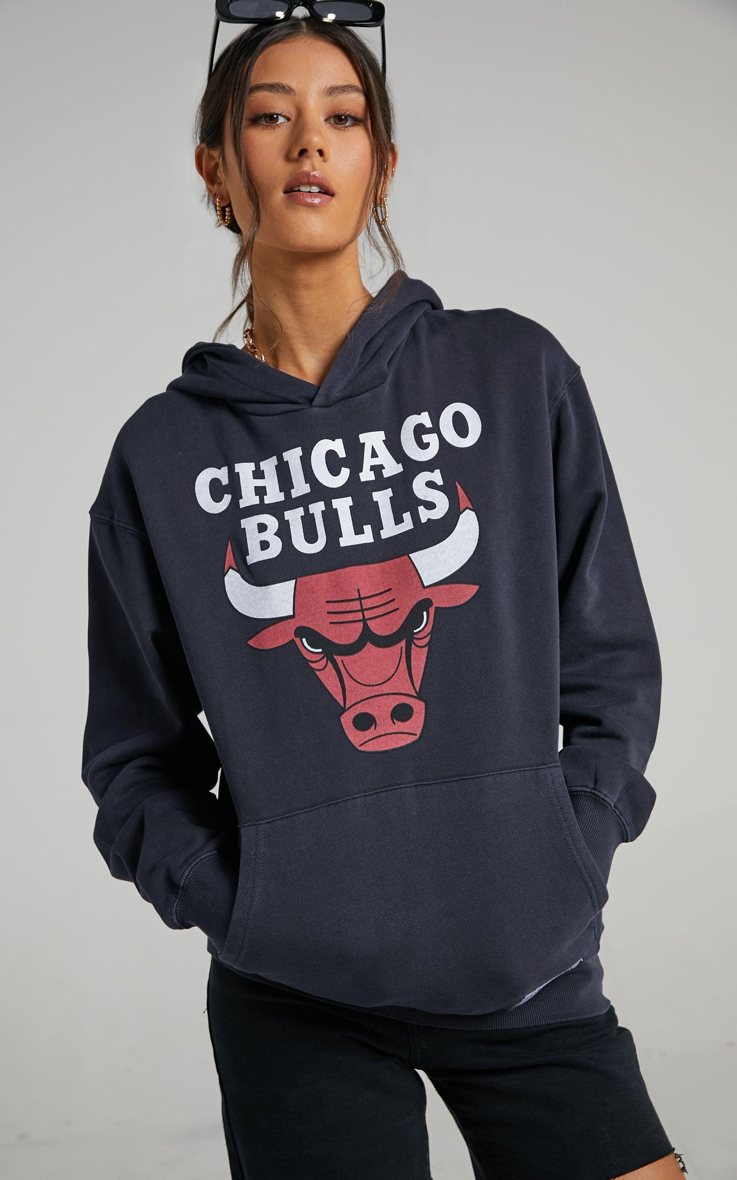 Mitchell & Ness - Vintage Classic Logo Hood Bull in Faded Black