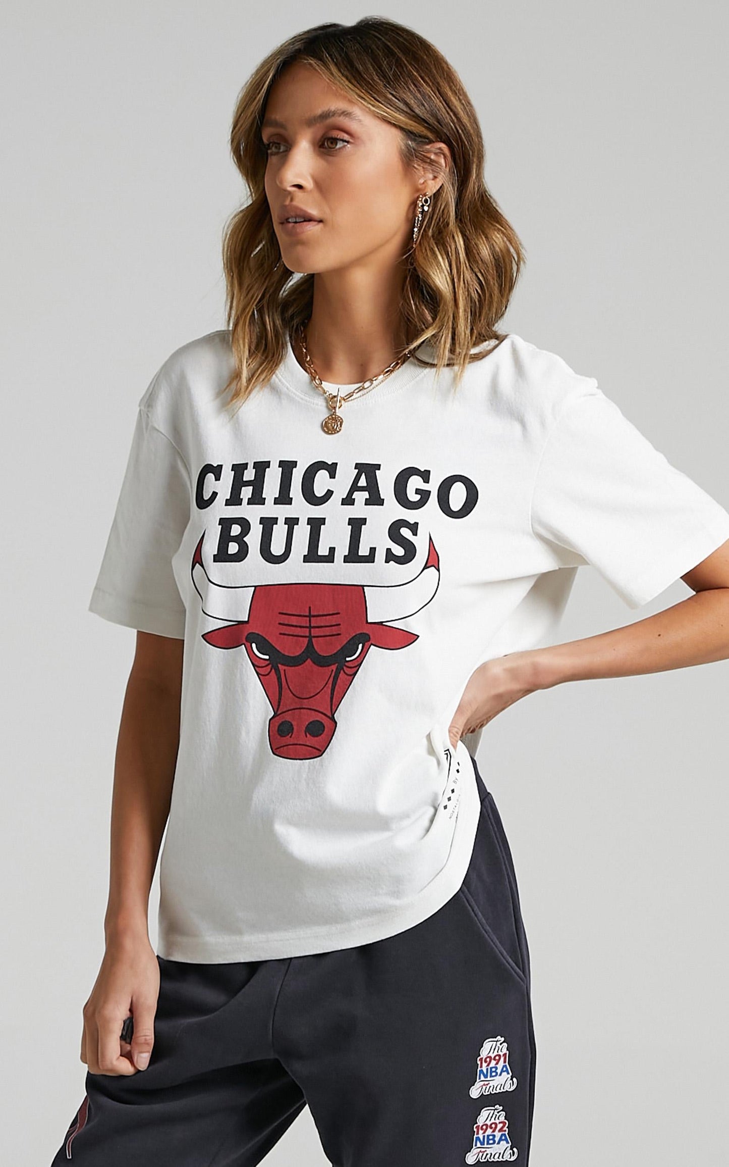 Mitchell & Ness - Vintage B2B OS Tee Bulls in Vintage White