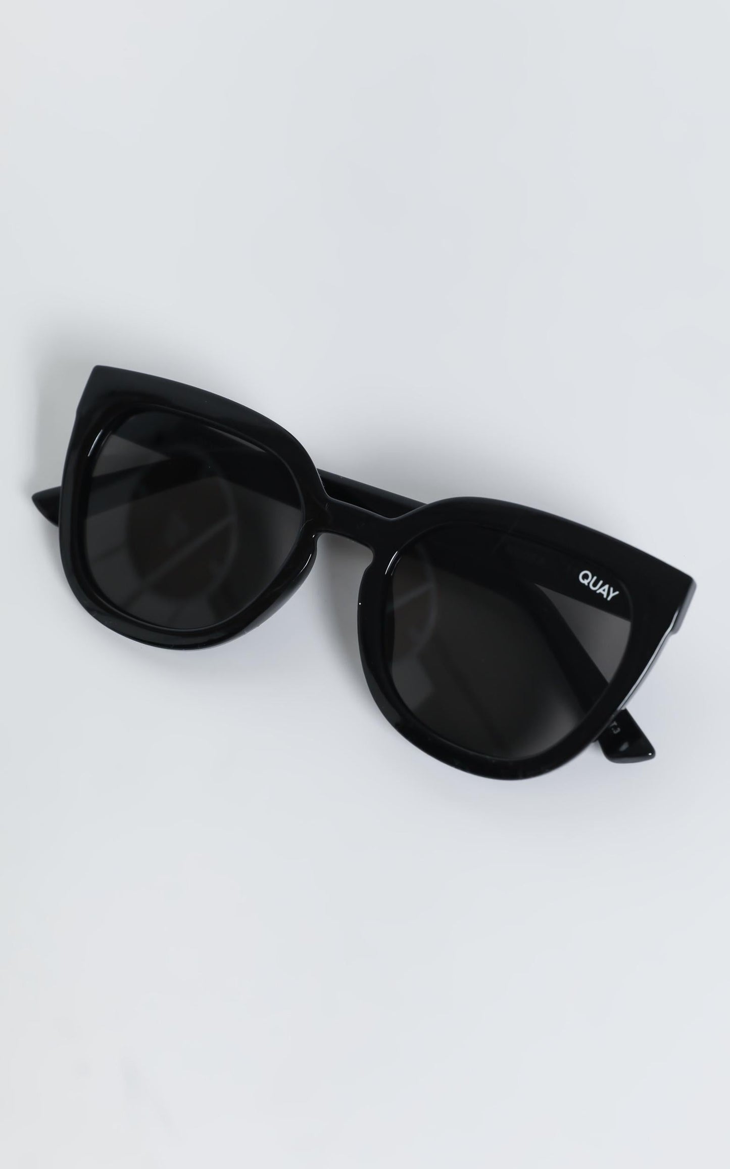 Quay - Noosa Sunglasses in Shiny Black / Smoke