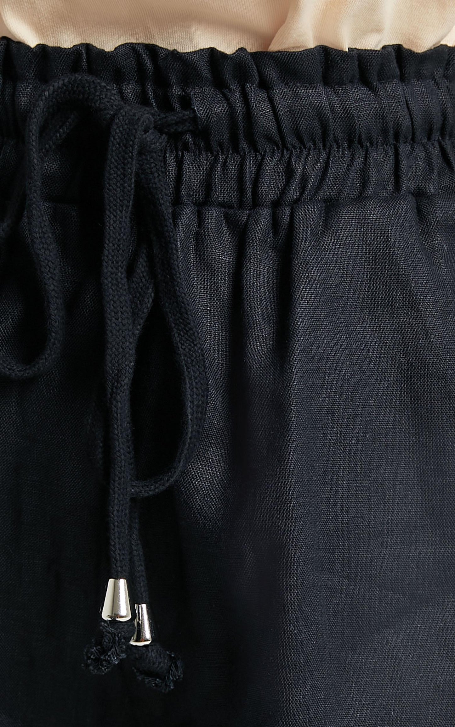 River Wild Shorts in Black Linen Look