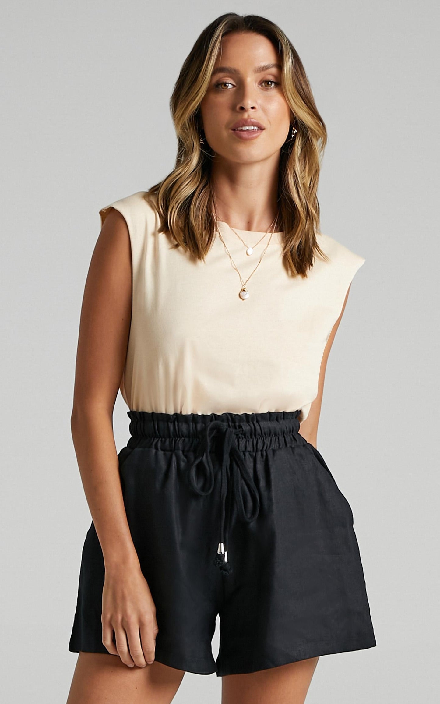 River Wild Shorts in Black Linen Look