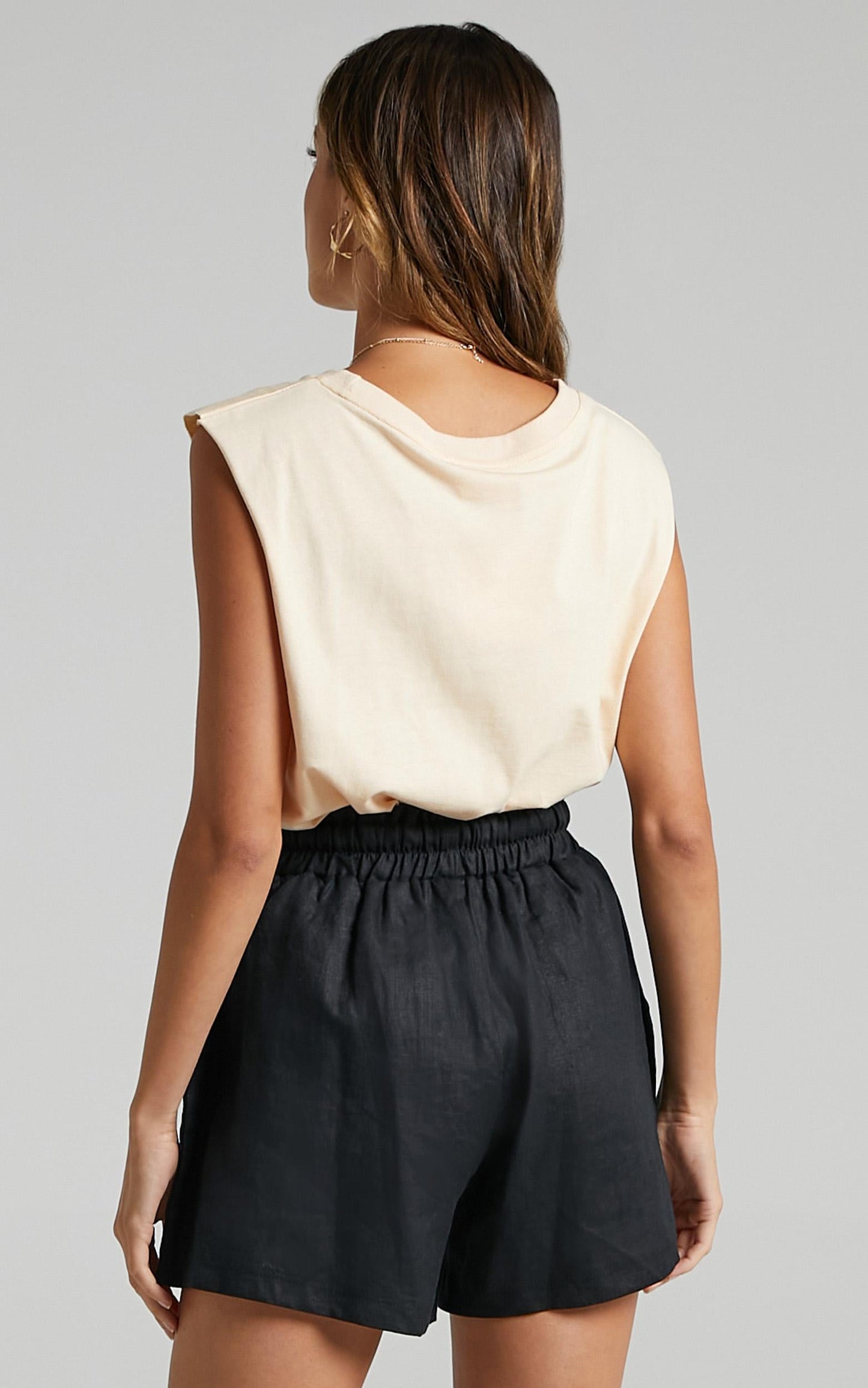 River Wild Shorts in Black Linen Look