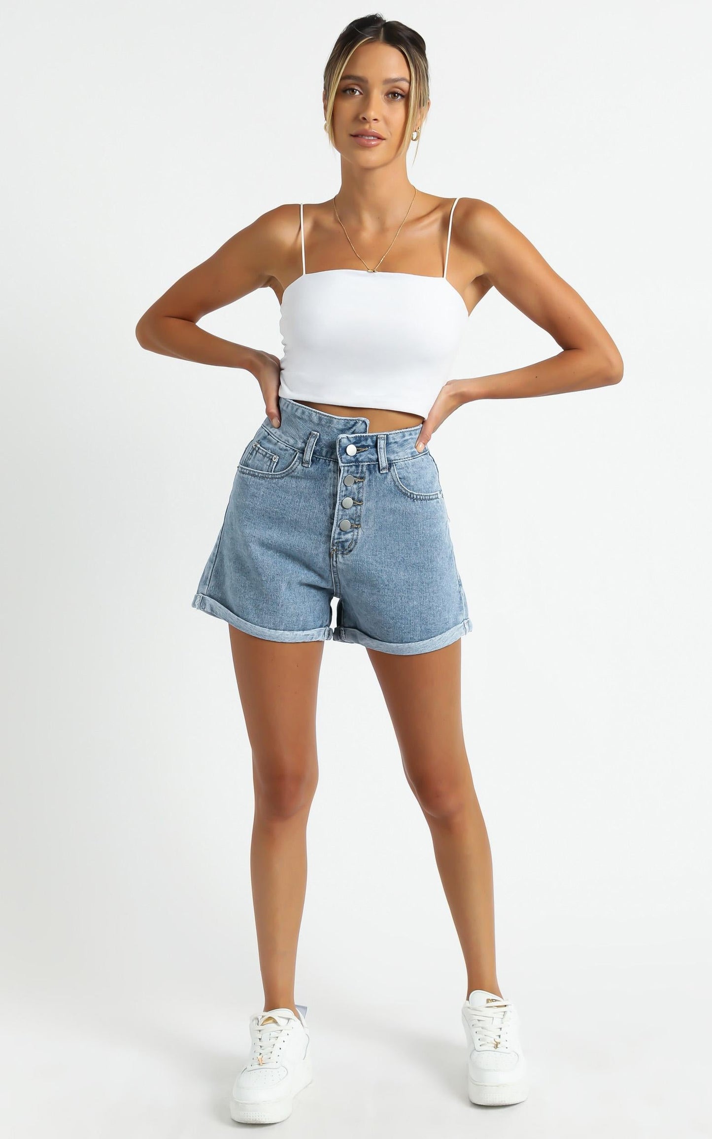 Foenix Shorts in Mid Wash
