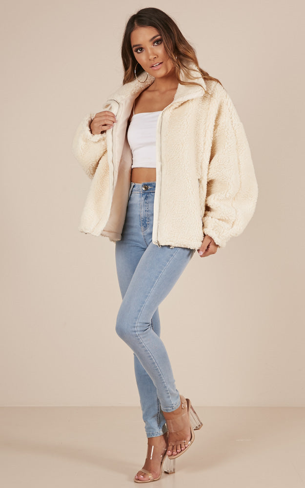 Secret And Whisper Jacket In Cream Teddy