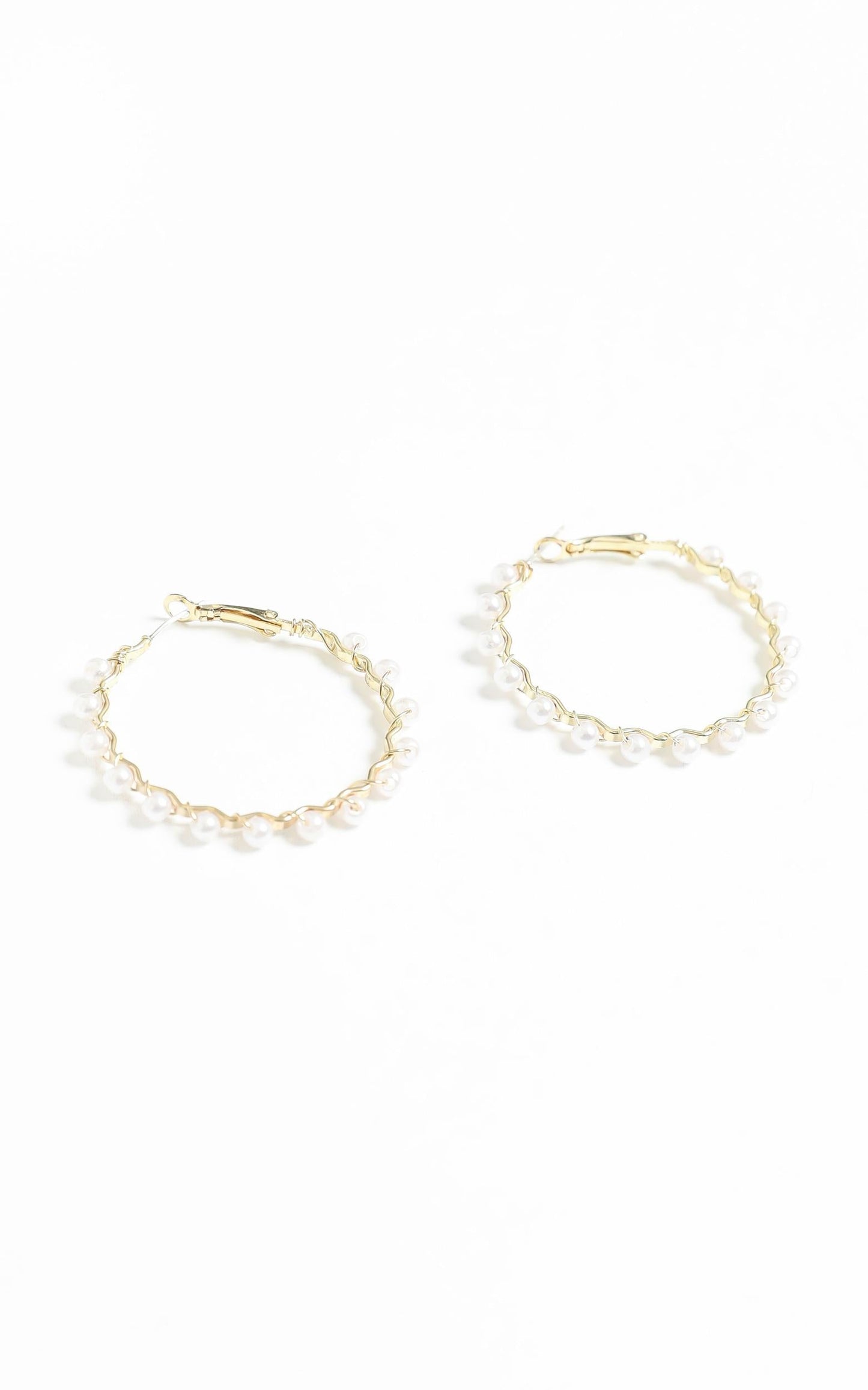 Hoop Earrings with Pearls in Gold