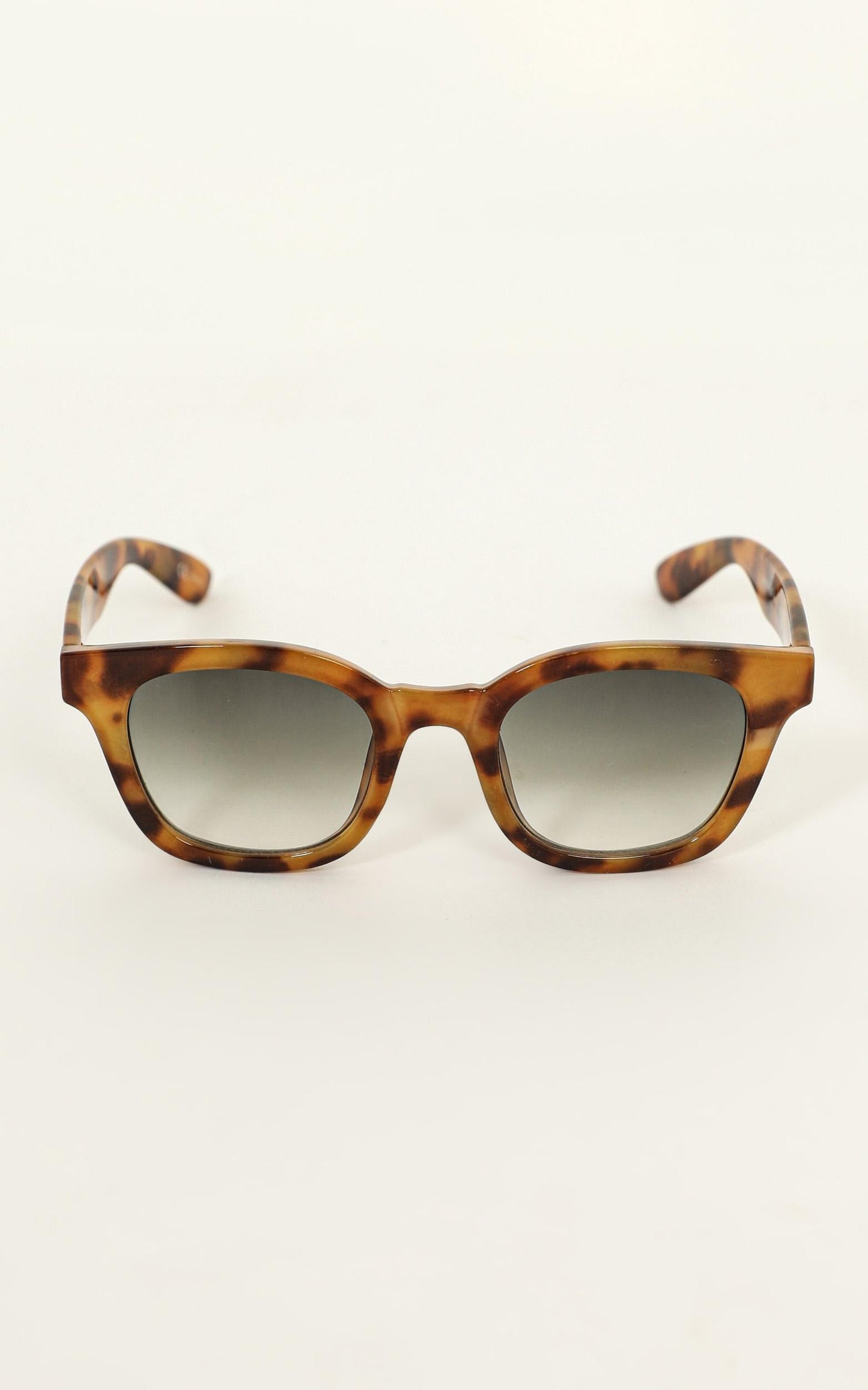 Mink Pink - Horizon Sunglasses In Vintage Tort And Khaki Grad