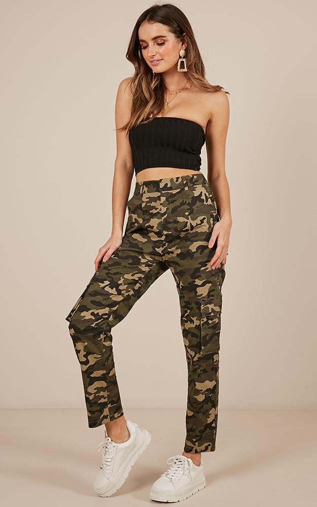 Stay Tuned Pants In Green Camo Print