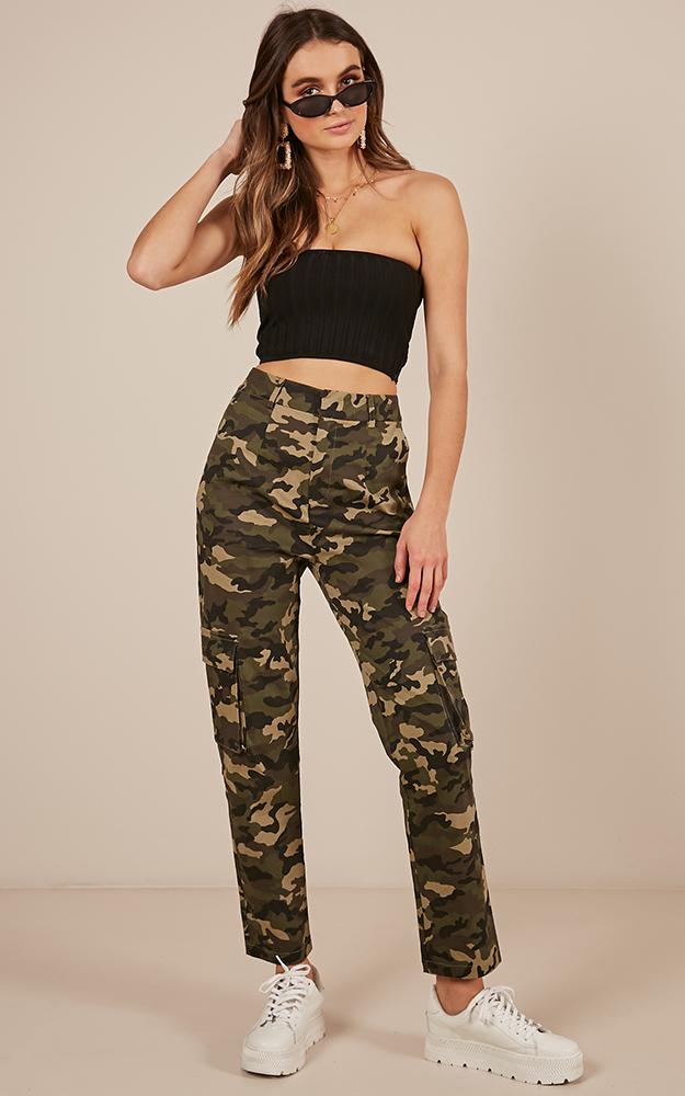 Stay Tuned Pants In Green Camo Print