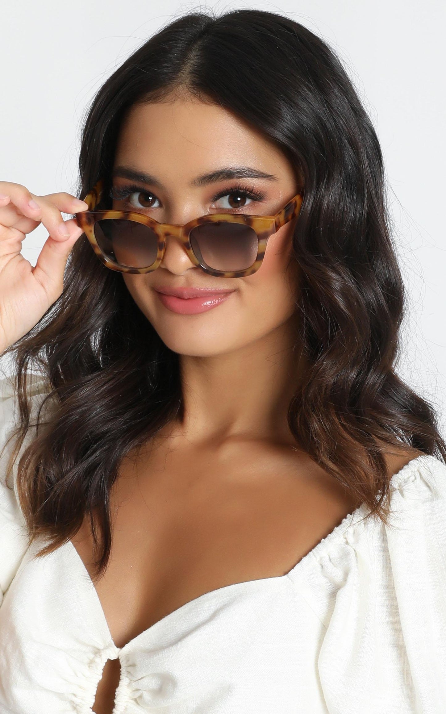 Mink Pink - Horizon Sunglasses In Vintage Tort And Khaki Grad