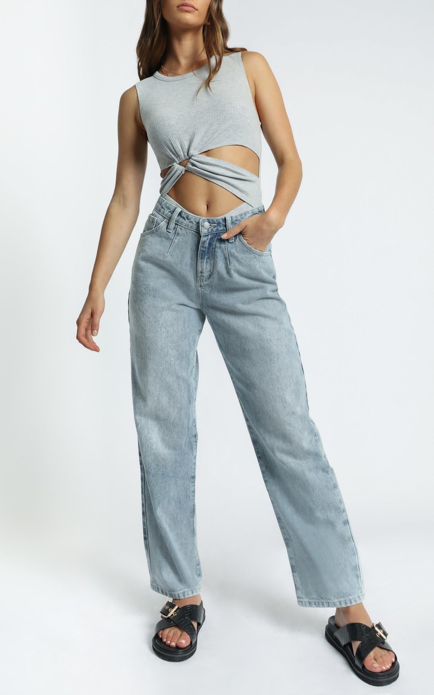 Twiin - V-Waist Jeans in Light Blue Wash