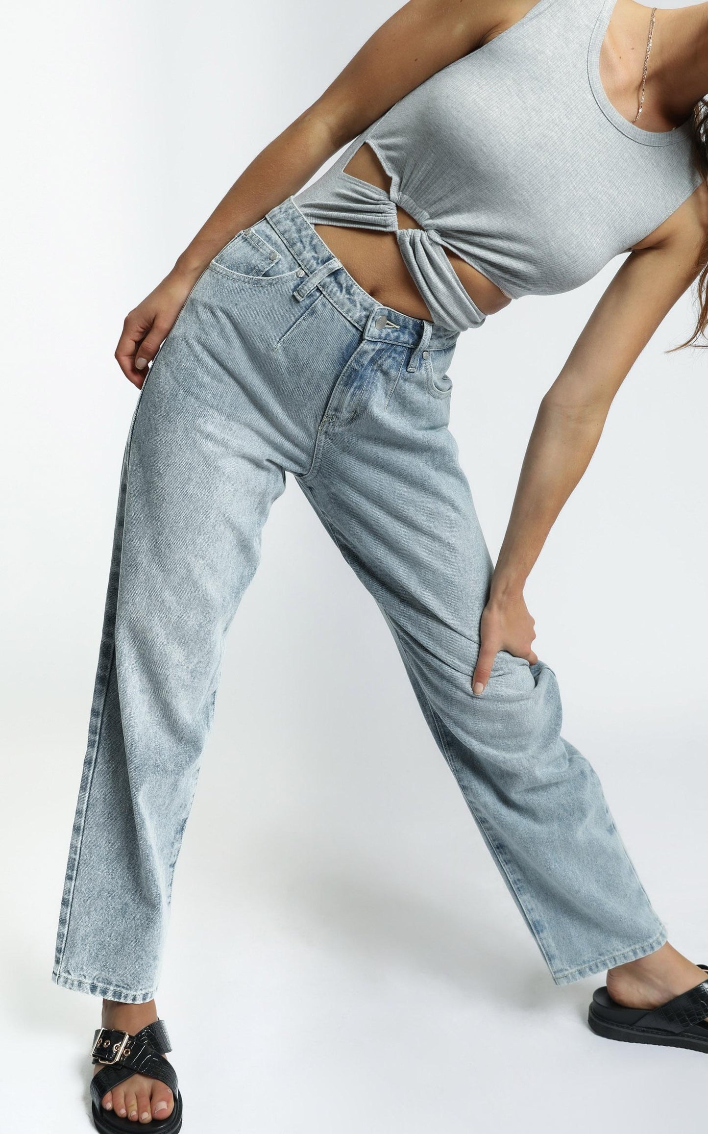 Twiin - V-Waist Jeans in Light Blue Wash